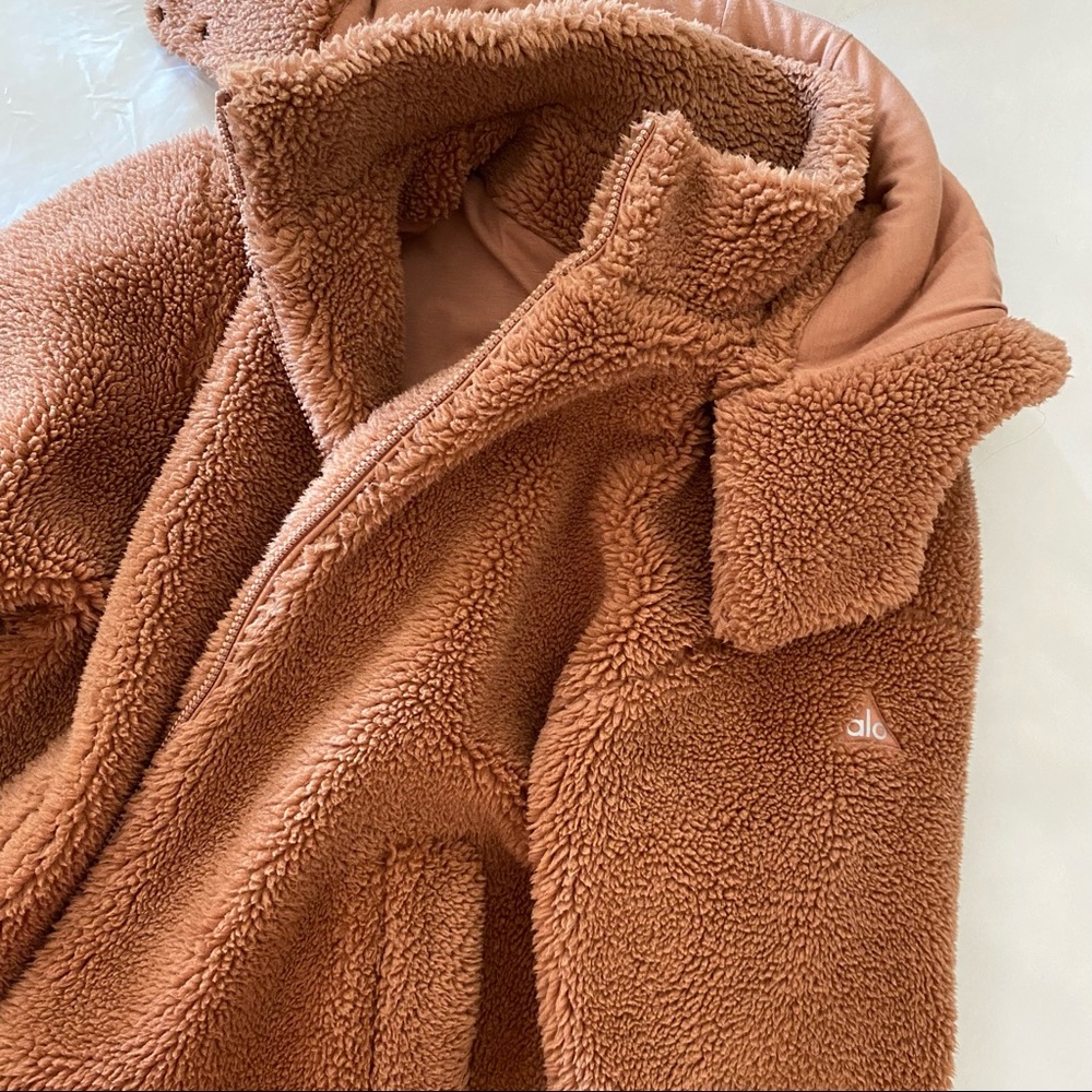 Alo Yoga Norte Sherpa Jacket in Henna
